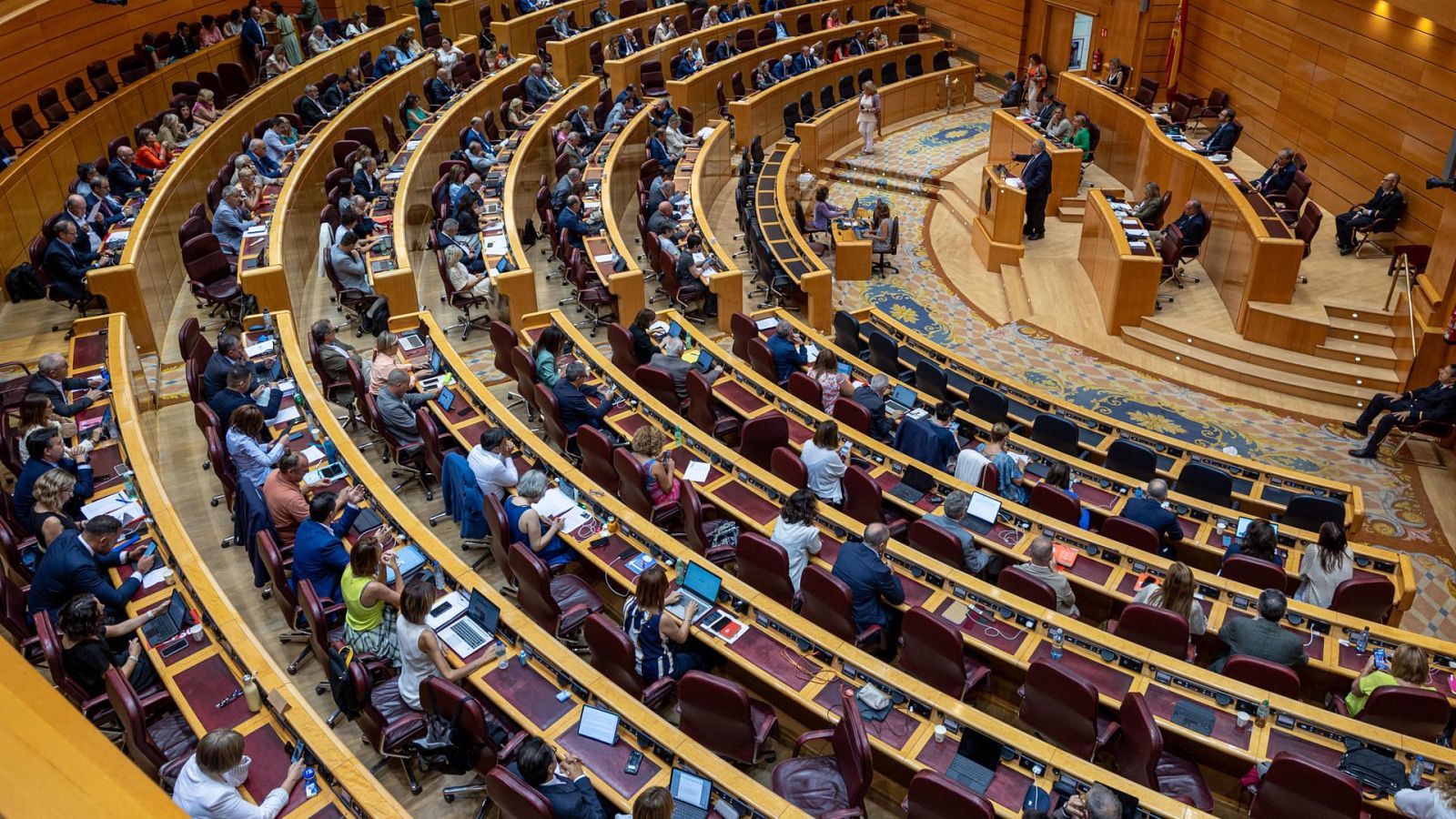 La Mesa del Senado expulsa a dos informáticos implicados en un caso de espionaje a senadores - Telediario 2 | Ver