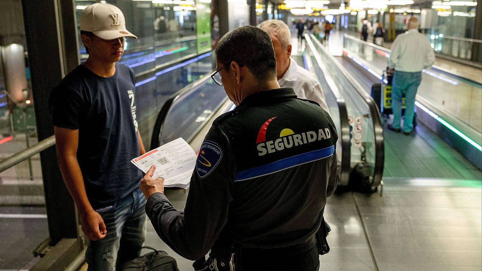 Comienzan los controles en los accesos al aeropuerto de Barajas - La noche en 24h | Ver