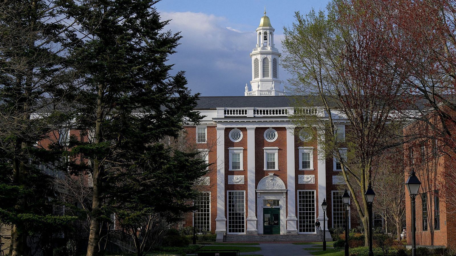 EE.UU. prohíbe a Harvard matricular a estudiantes extranjeros
