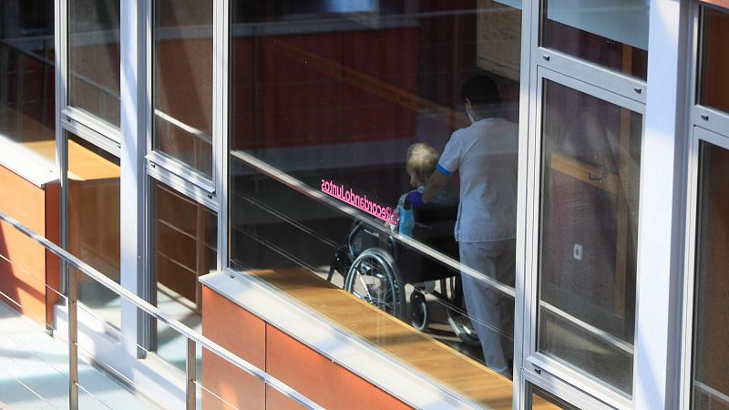 El Gobierno celebra que se investiguen las muertes en las residencias madrileñas al inicio de la pandemia - Informativo 24h | Ver