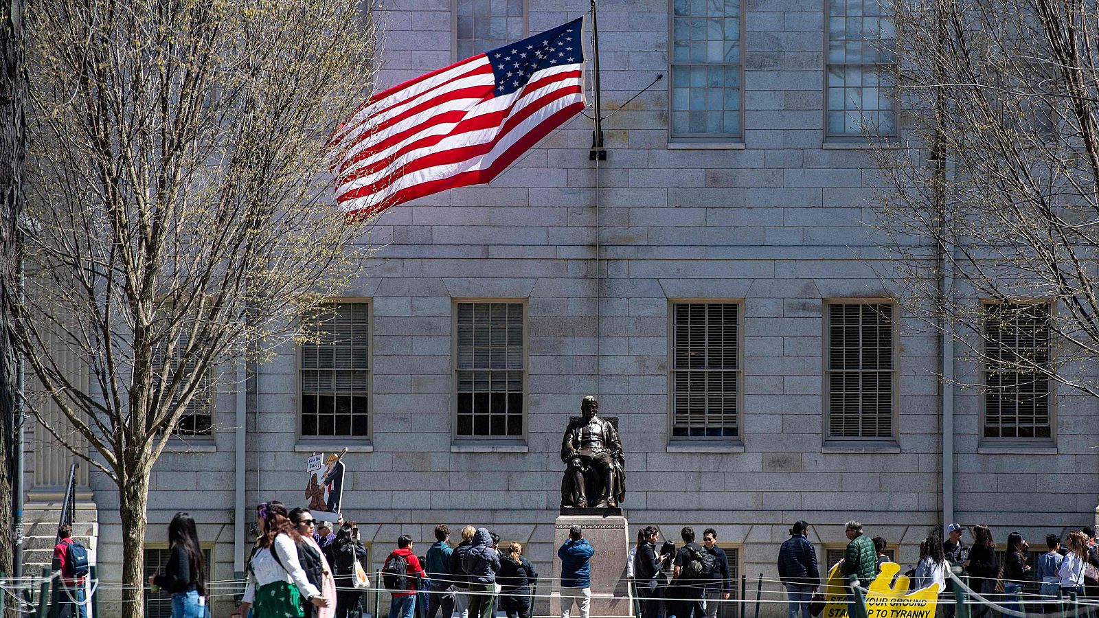 Los españoles en Harvard viven con incertidumbre el veto de Trump a los alumnos extranjeros