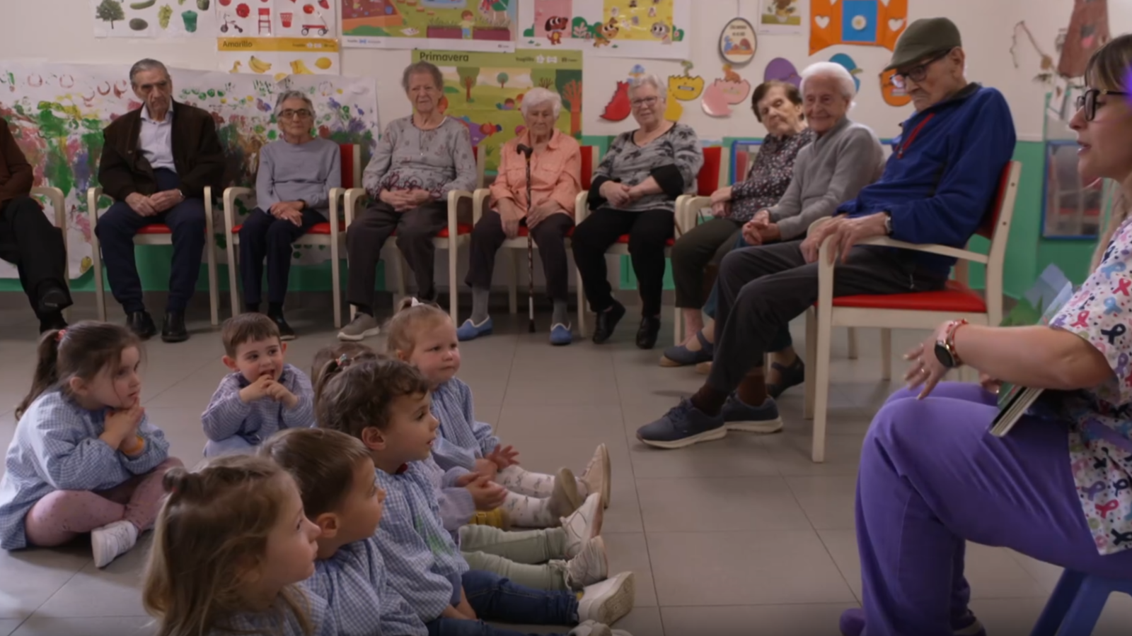 Resiescuela: mayores y niños juegan y comparten cariño. - Telediario 1 | Ver