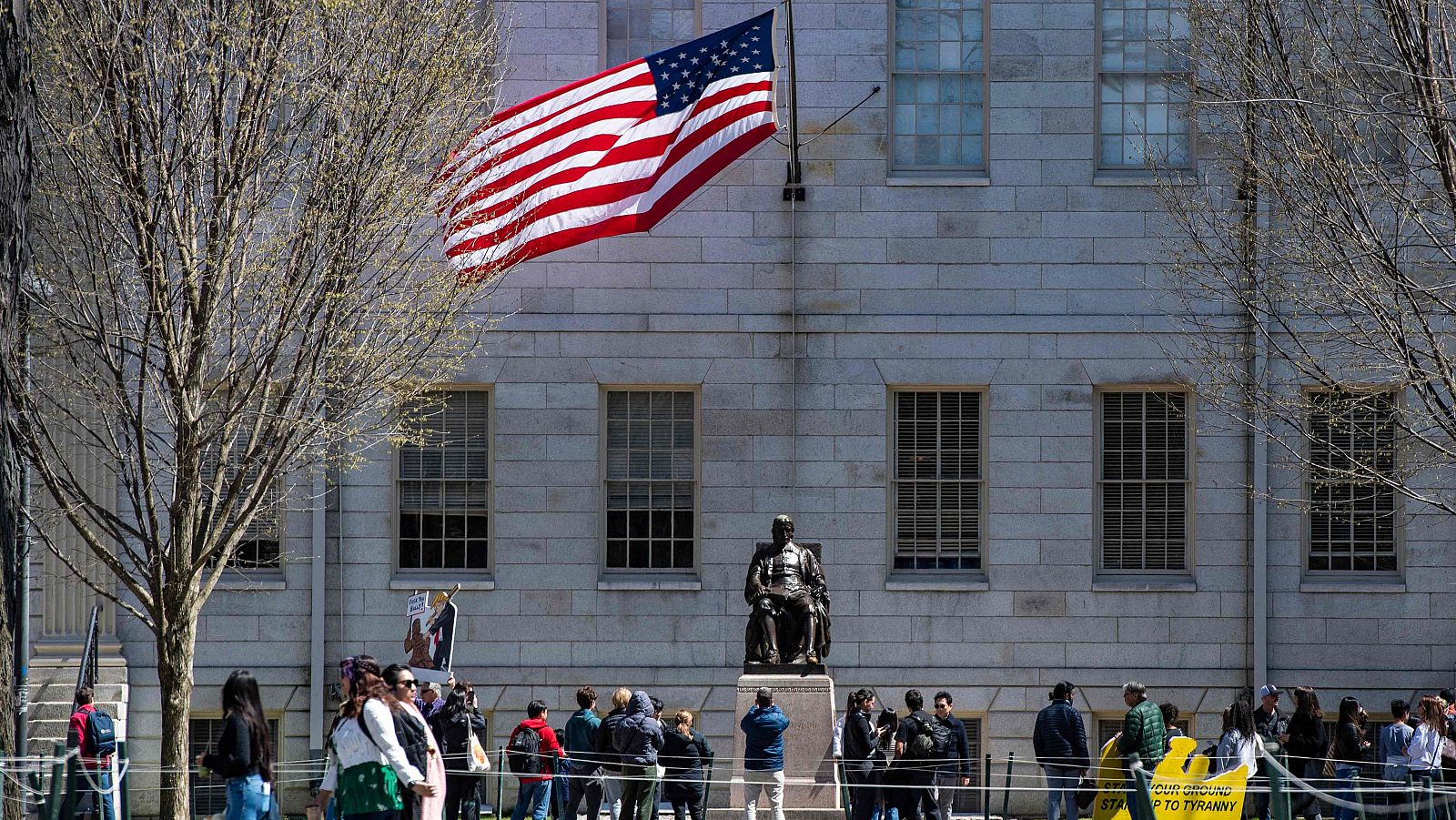 La Justicia de EE.UU. frena la decisión de Trump contra Harvard | Ver