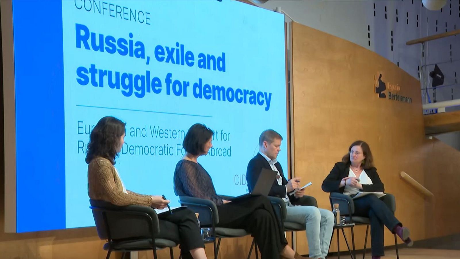 Exiliados rusos se reúnen en Madrid para proyectar una Rusia democrática | Ver