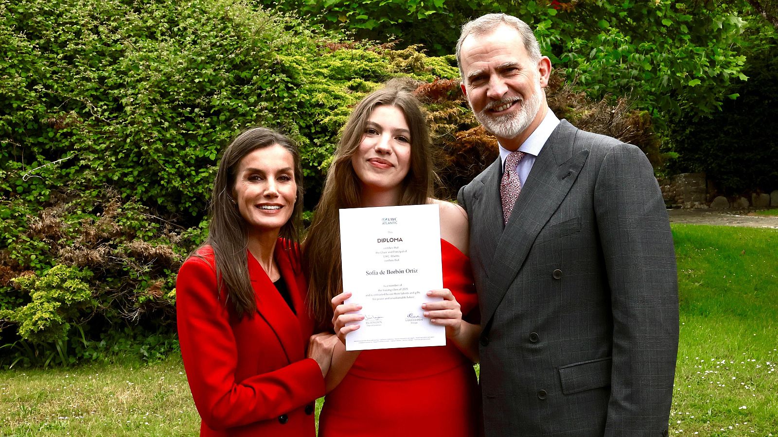 La infanta Sofía se gradúa del bachillerato en Gales - Fin de semana 24h | Ver