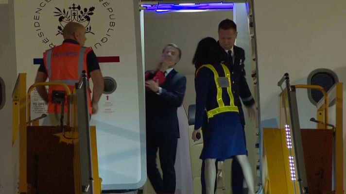 Telediario 1 - Macron recibe una bofetada de su mujer en su llegada a Hanoi