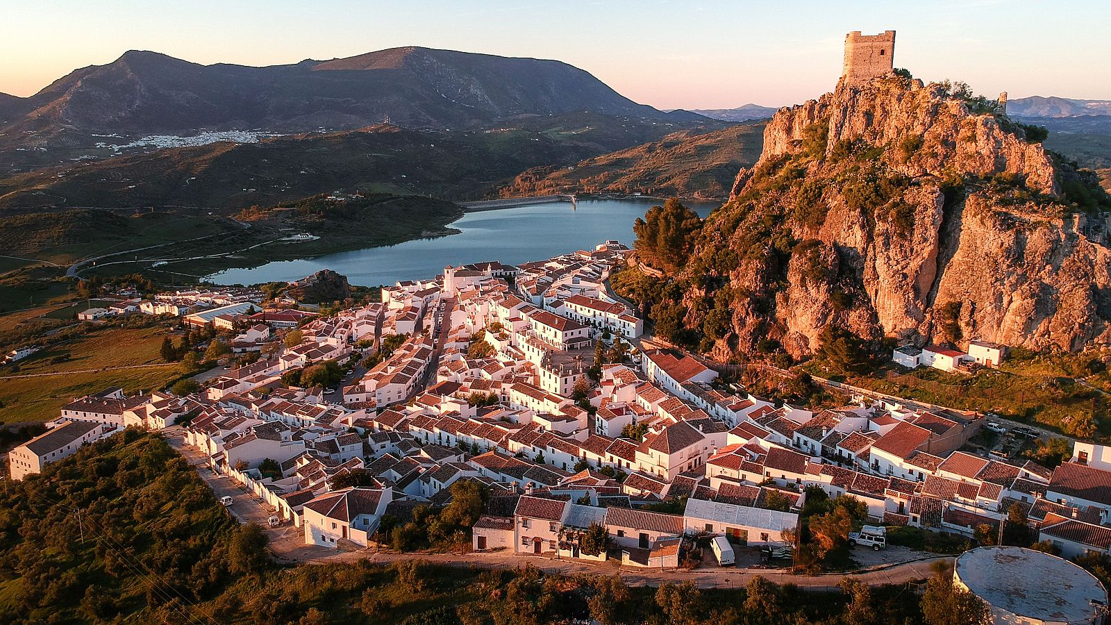 Un pueblo implementa la jornada de 35 horas para sus funcionarios - Telediario 1 | Ver