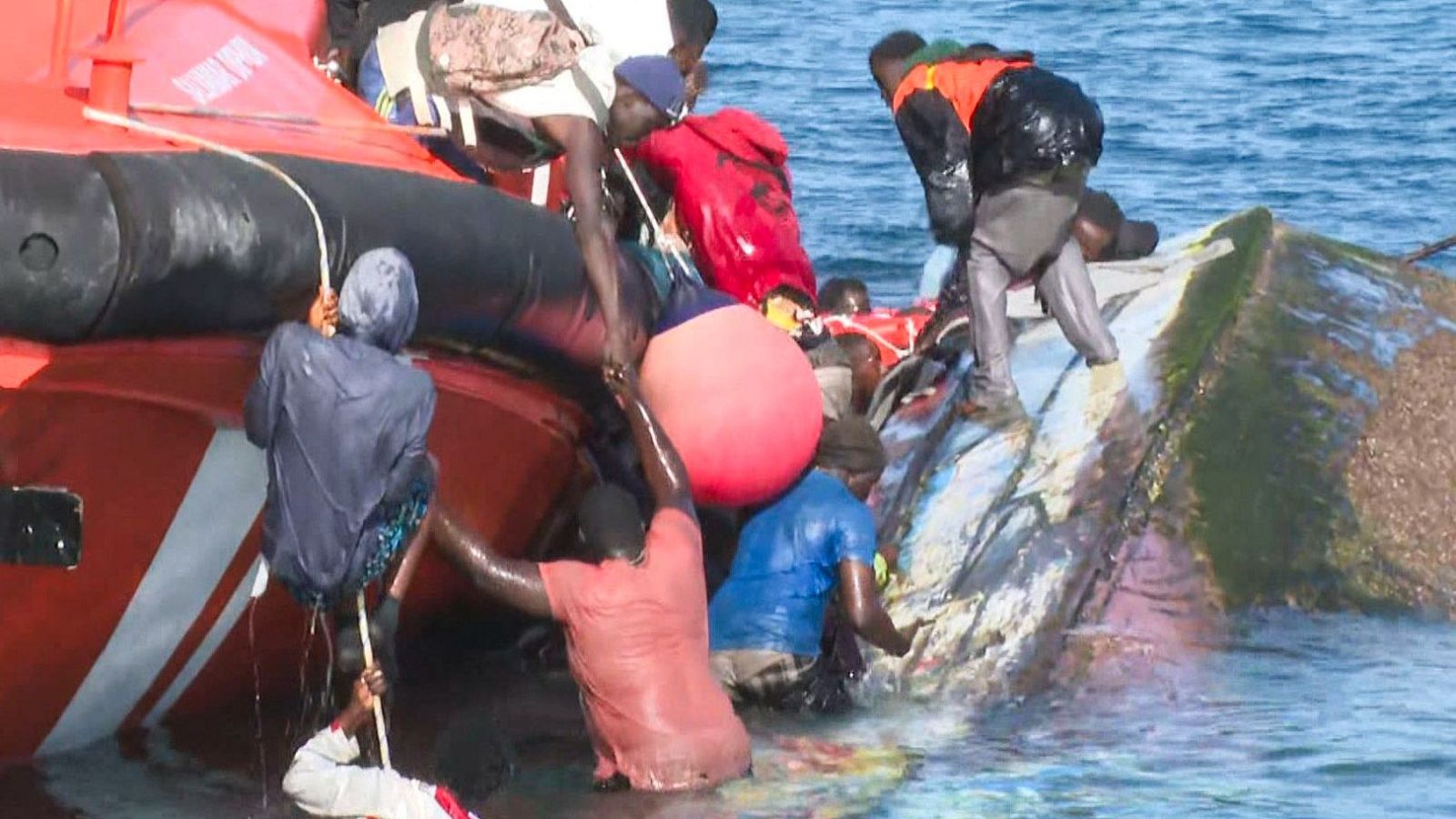 Siete muertos tras volcar un cayuco con más de 150 personas a bordo - Telediario 2 | Ver