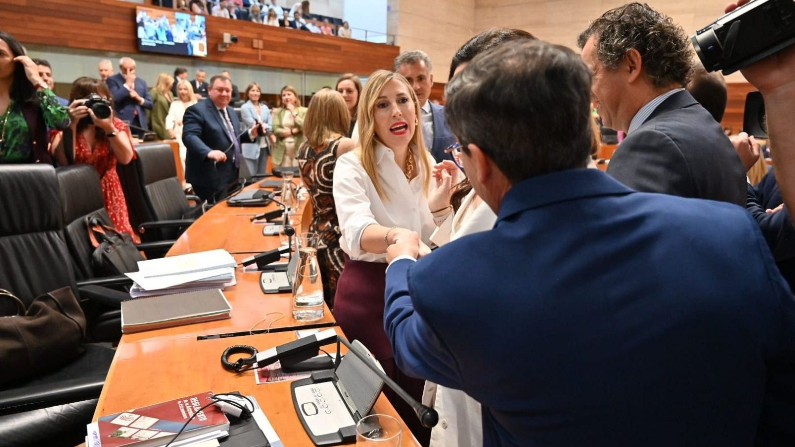 Gallardo llega a la asamblea extremeña "para quedarse" y Guardiola le recibe como "aforado exprés" - Informativo 24h | Ver