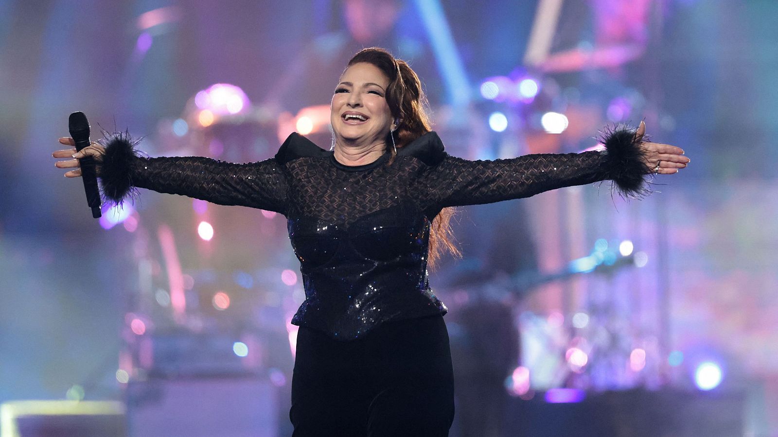 Gloria Estefan vuelve a sus orígenes en español, 18 años después, con su nuevo disco, 'Raíces'