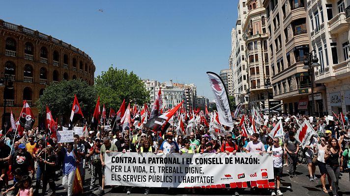 Telediario 1 - Sindicatos y víctimas de la dana se manifiestan en Valencia para pedir la dimisión de Mazón