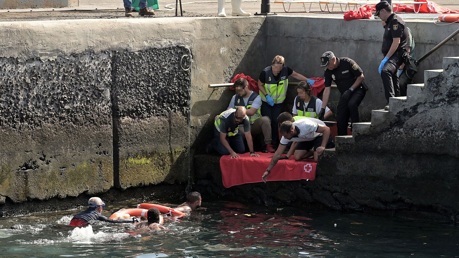 El vuelco de la patera en el Hierro, una situación "no habitual" - Informativo 24h | Ver