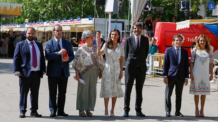 Diario 24 - La reina Letizia inaugura la Feria del Libro 2025 de Madrid: "Hay que venir al Retiro"