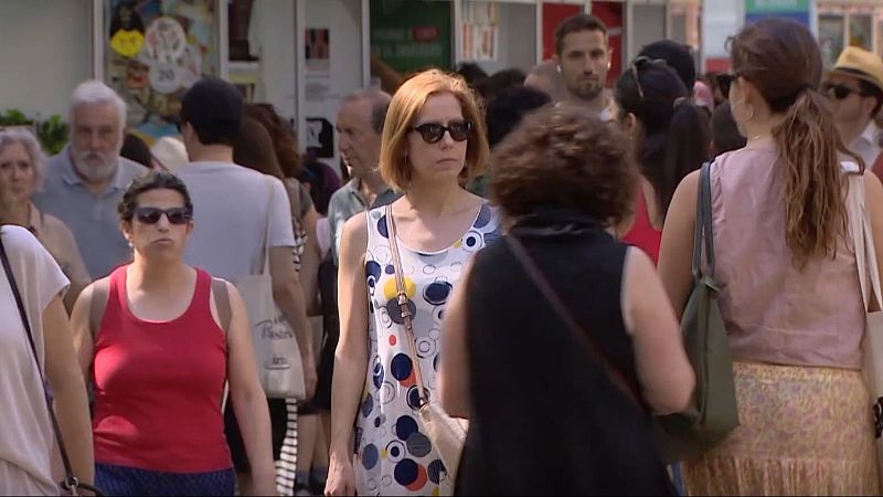 Gran afluencia de público en la Feria del Libro de Madrid | Ver