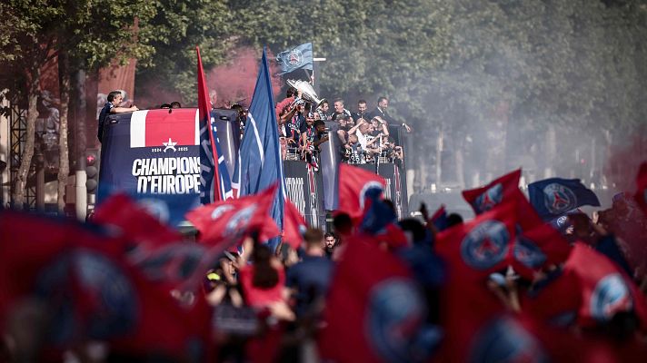 Diario 24 - Ba��o de masas del PSG en París para celebrar su primera Champions