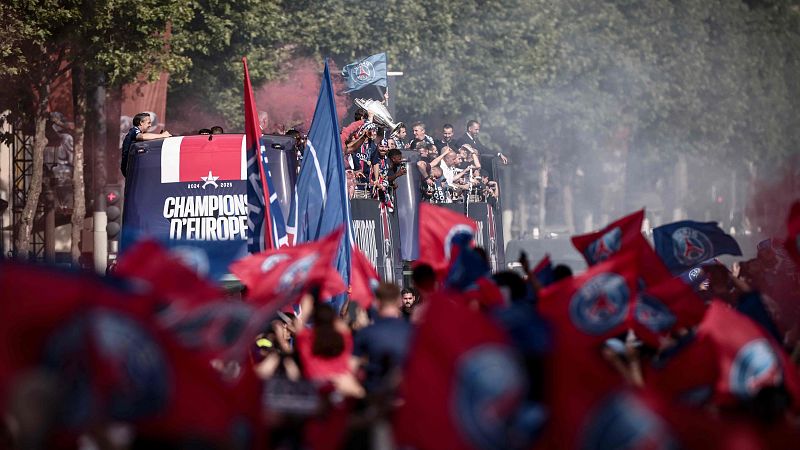 Bao de masas del PSG para celebrar su primera Champions - Diario 24 | Ver
