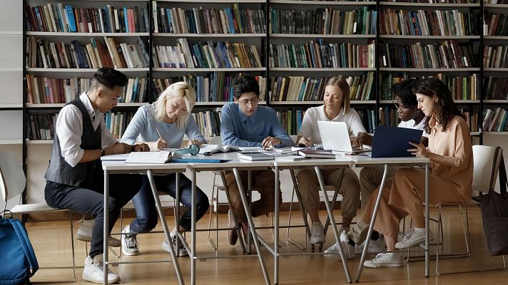 Telediario 1 - A pocas horas de la Pau algunos estudiantes continúan repasando
