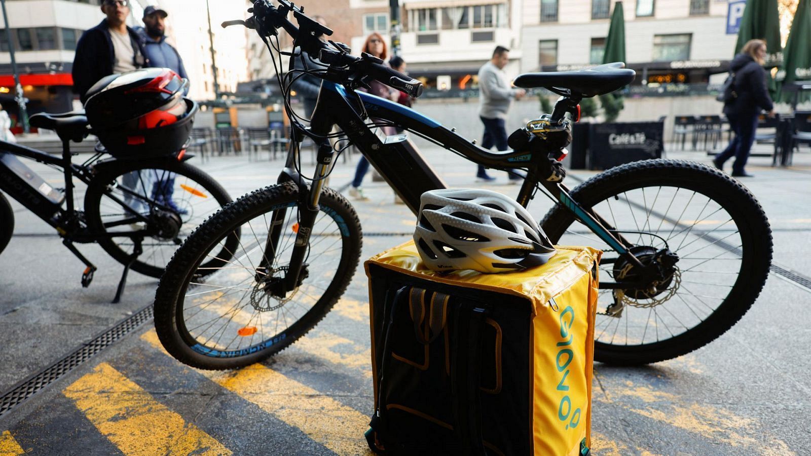 Bruselas multa con 329 millones a Glovo y Delivery Hero | Ver