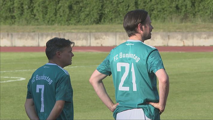 Telediario 1 - Los jugadores del equipo del Parlamento alemán no quieren jugar con la ultraderecha