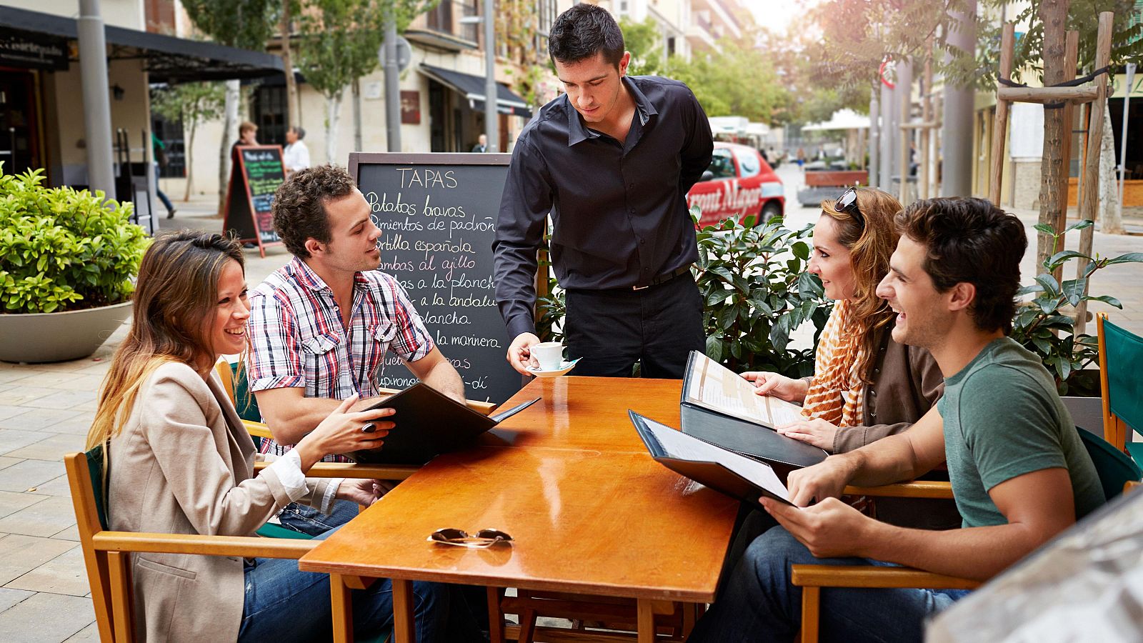 Este junio se firmaran casi 700.000 contratos de verano - Telediario 1 | Ver