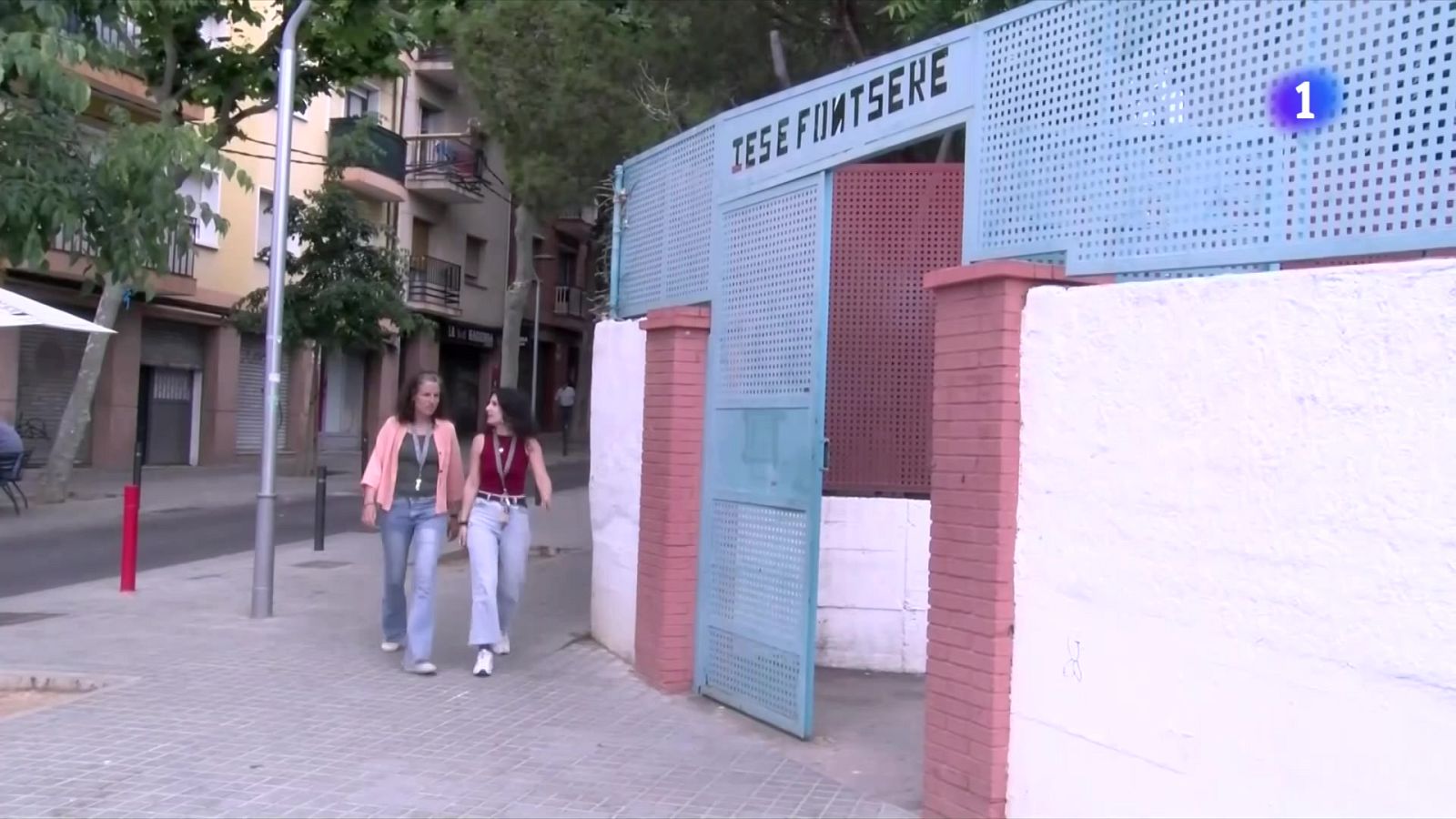 L'Institut Eduard Fontserè fa vaga per exigir la continuïtat dels educadors - L'Informatiu | Veure