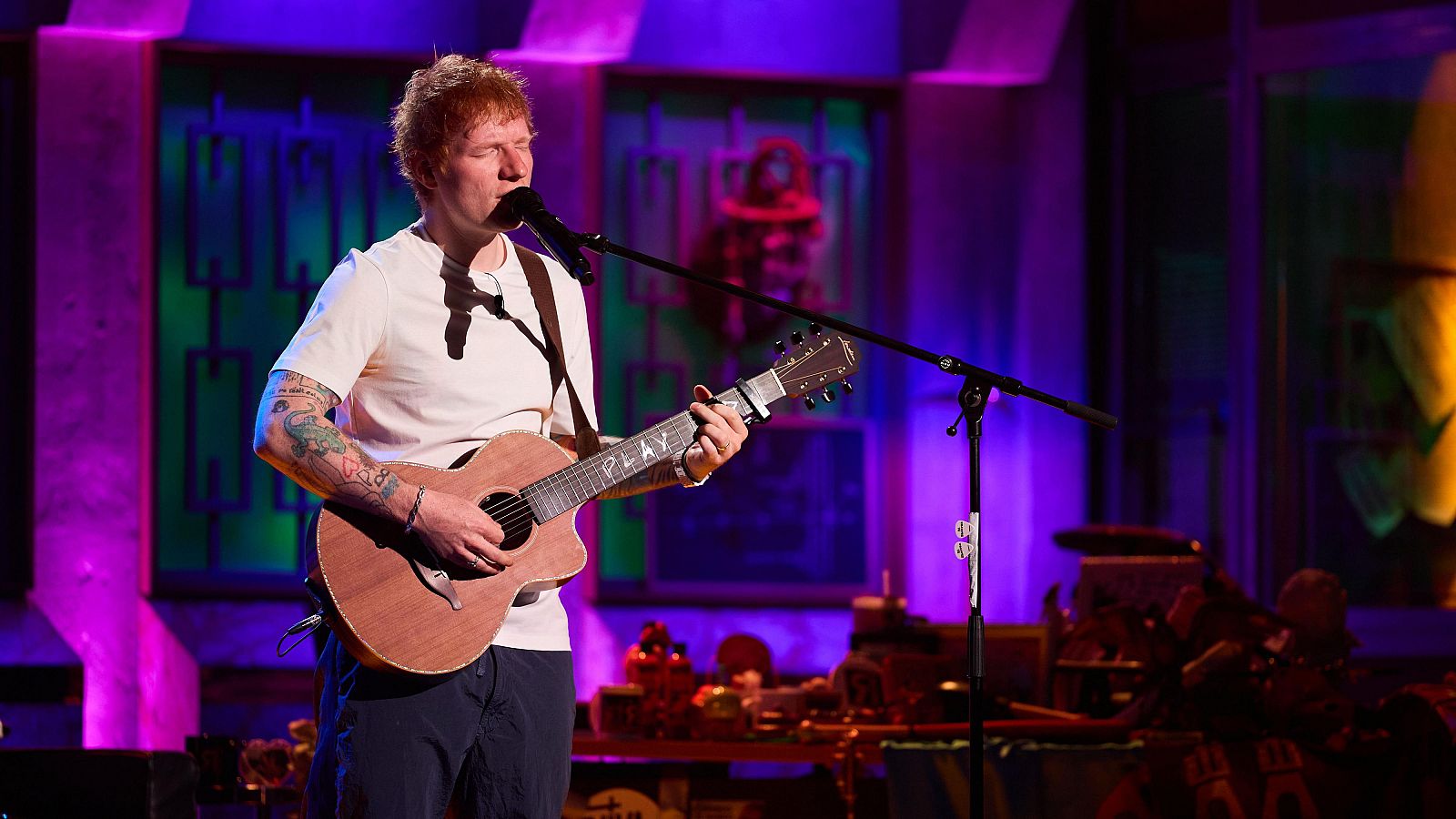 La Revuelta | Ed Sheeran canta "Old phone" 3/6/25 - La Revuelta | Ver