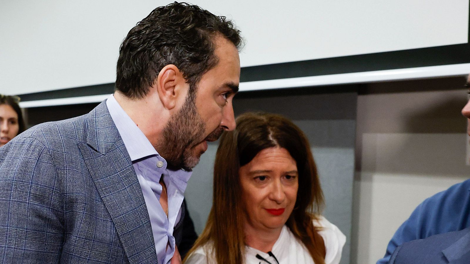 Víctor de Aldama irrumpe en la comparecencia de Leire Díez y le tacha de "sinvergüenza" - Informativo 24h | Ver