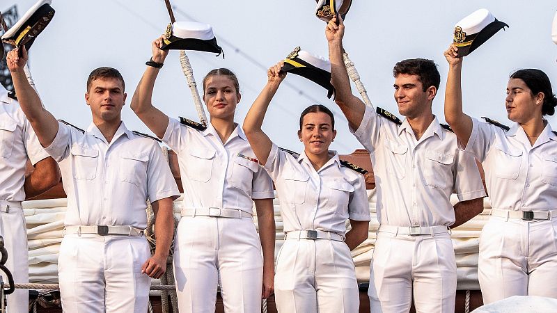 La princesa Leonor, junto a otros guardiamarinas, en su llegada a Nueva York a bordo de Elcano