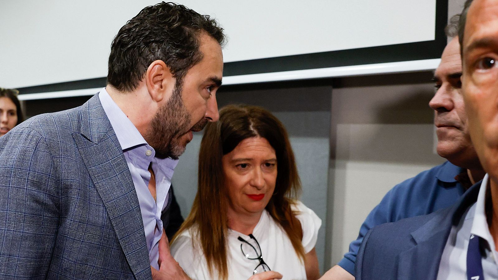 Leire Díez defiende que es periodista y no "fontanera" en una declaración  reventada por Aldama al grito de "sinvergüenza"