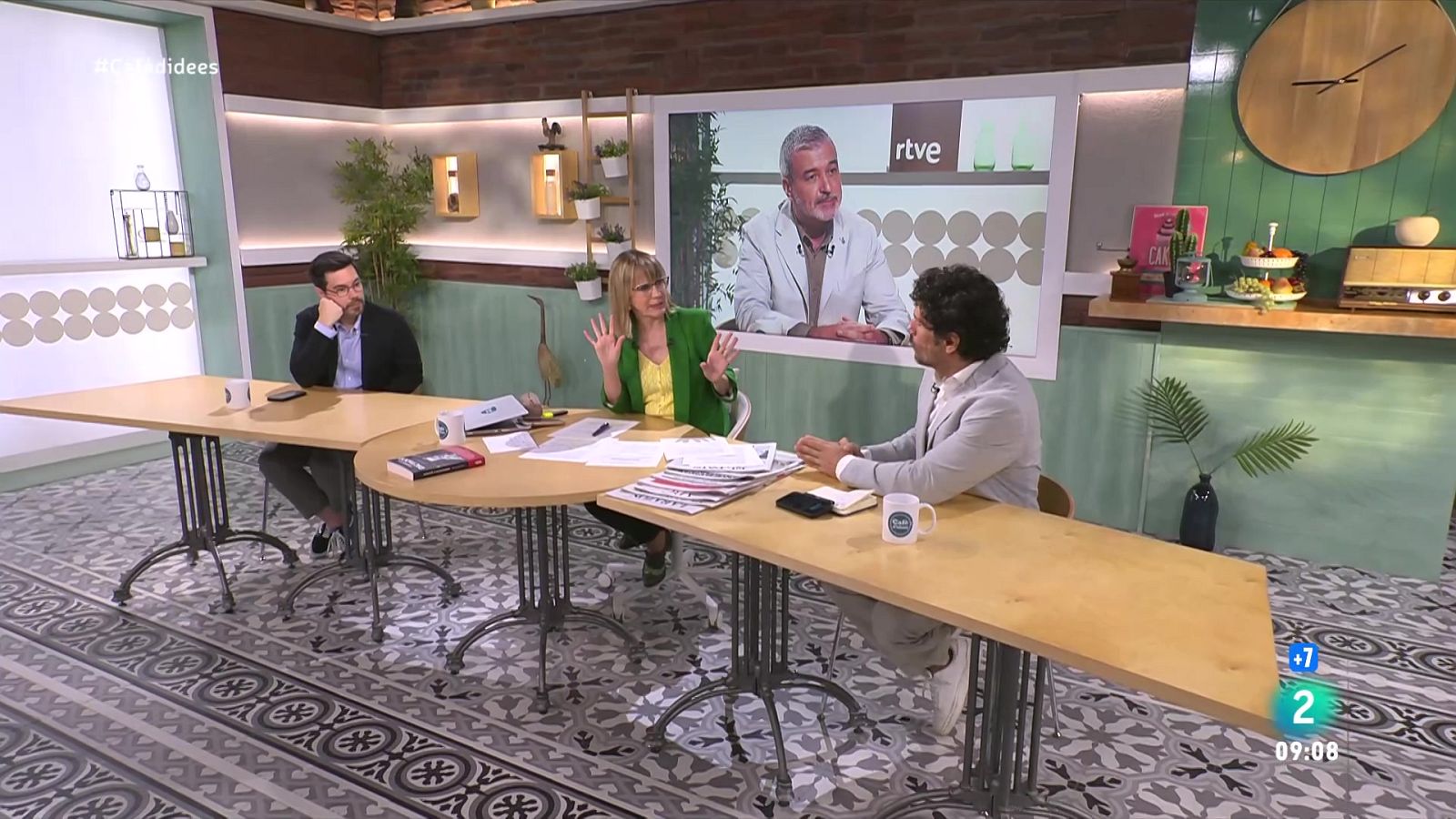 Gemma Nierga entrevista l'alcalde de Barcelona. L'advocat presenta el llibre 'Atrapar a un dictador'. I l'actor parla del monòleg 'Spasticity'