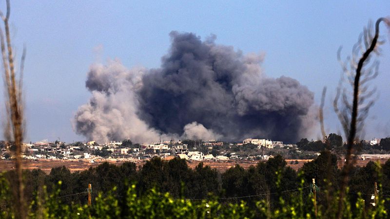 Una columna de humo vista desde la frontera israelí con la Franja de Gaza