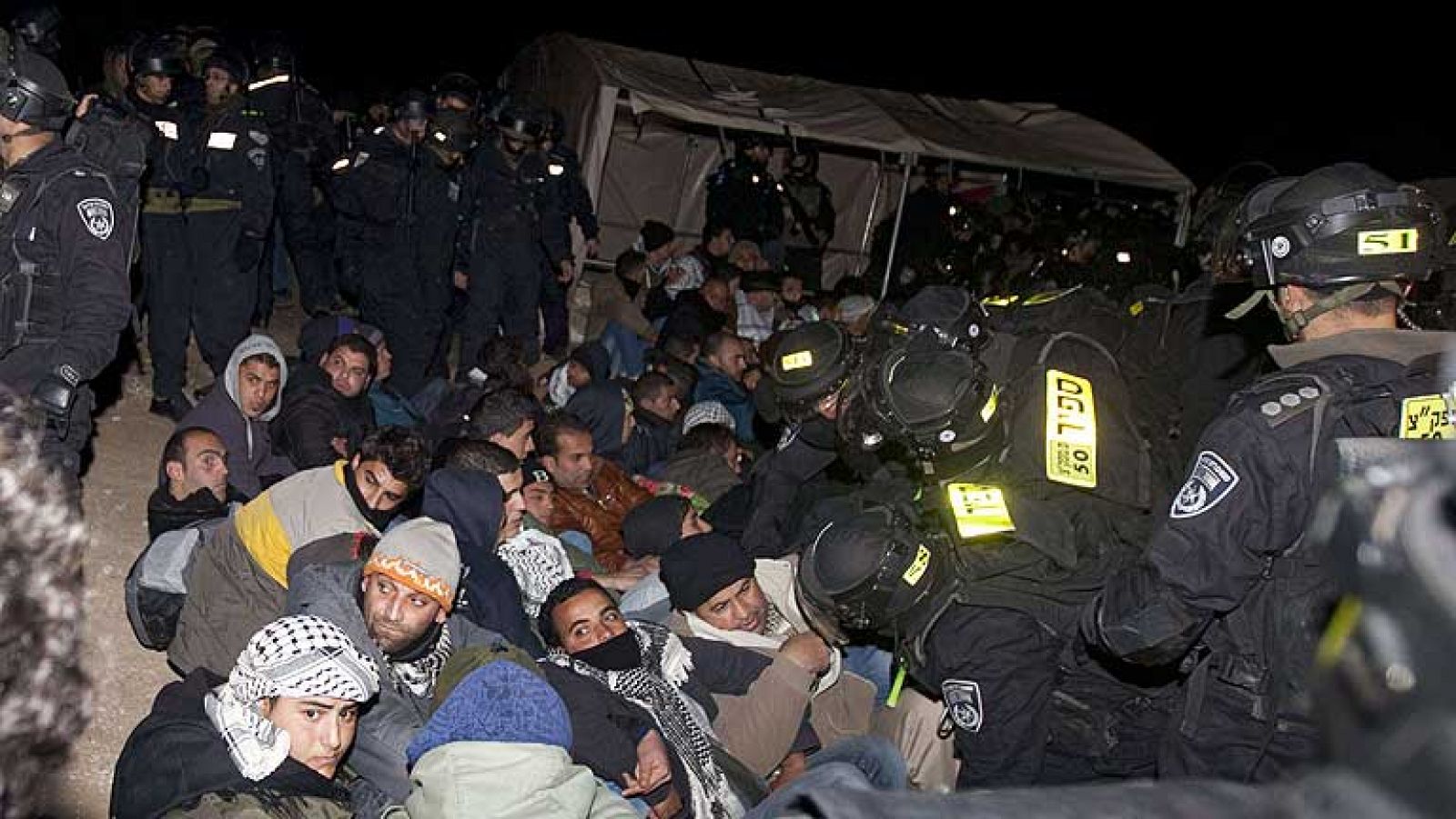 La policía israelí evacúa el campamento palestino en Jerusalén Este