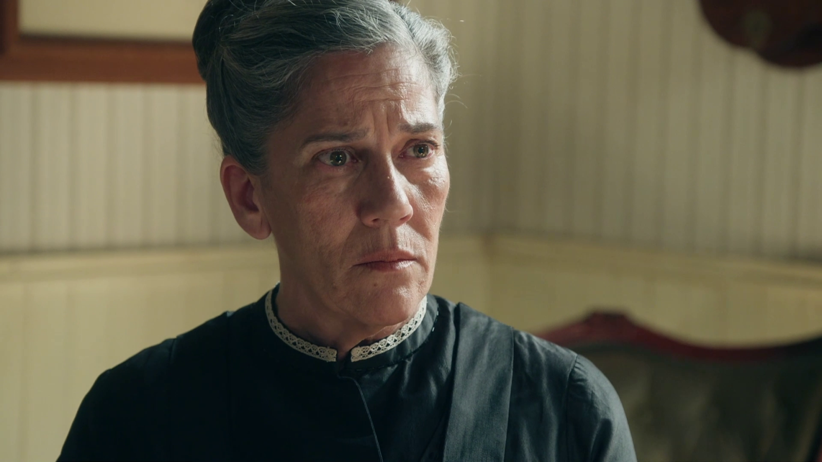 Don Rómulo comunica a Petra su despido