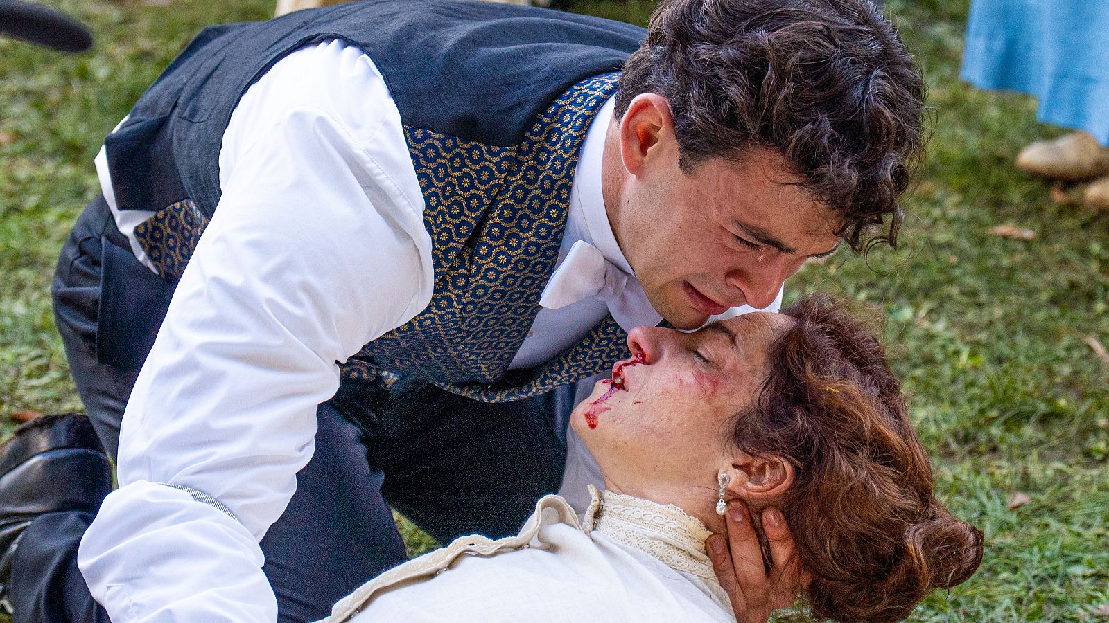 La Promesa - Eugenia se despide de su hijo Curro antes de morir - La promesa | Ver