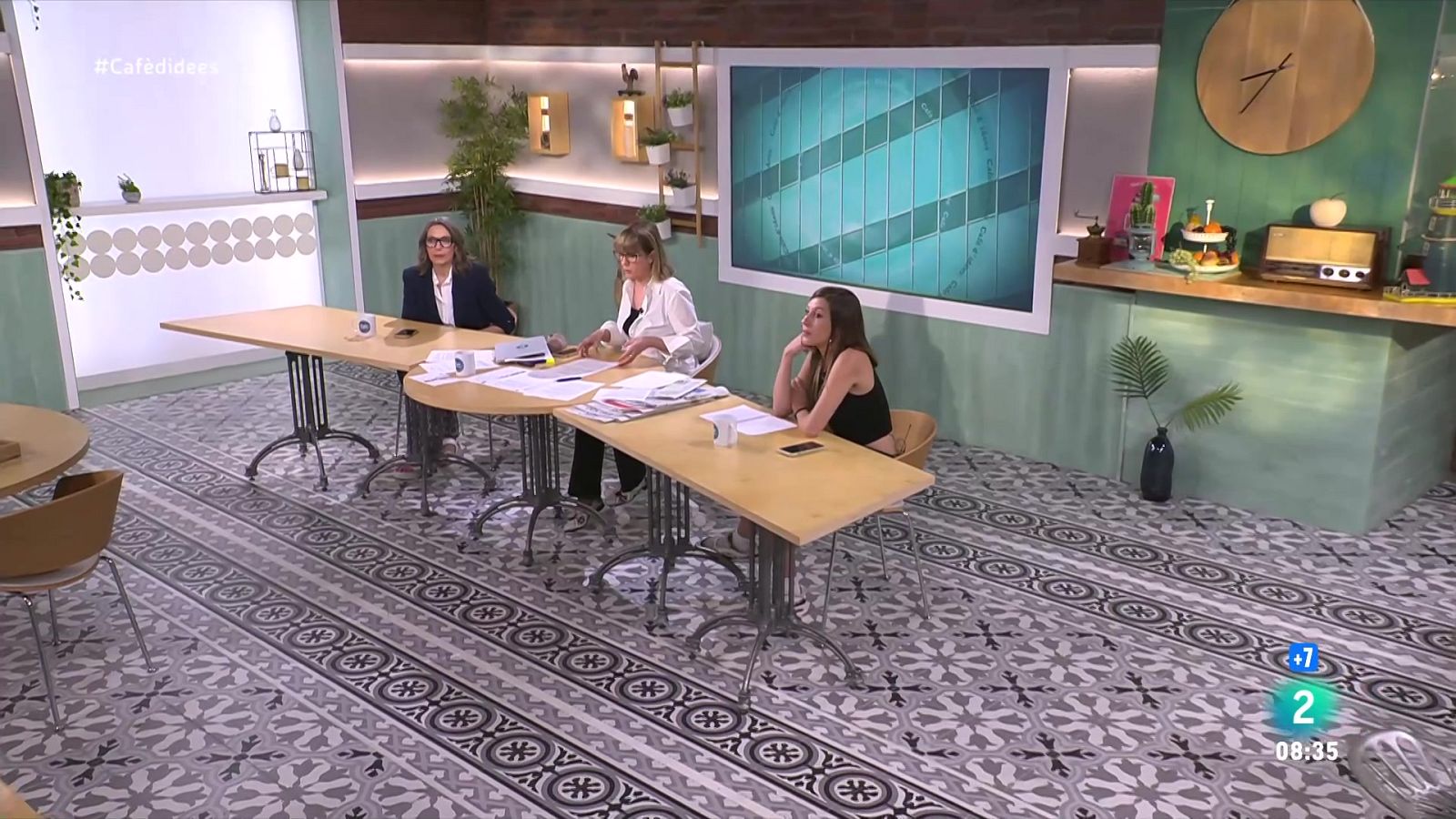 Gemma Nierga entrevista l'expresident d'Aragó. Parlem amb el president dels constructors. I conversem amb l'escriptora