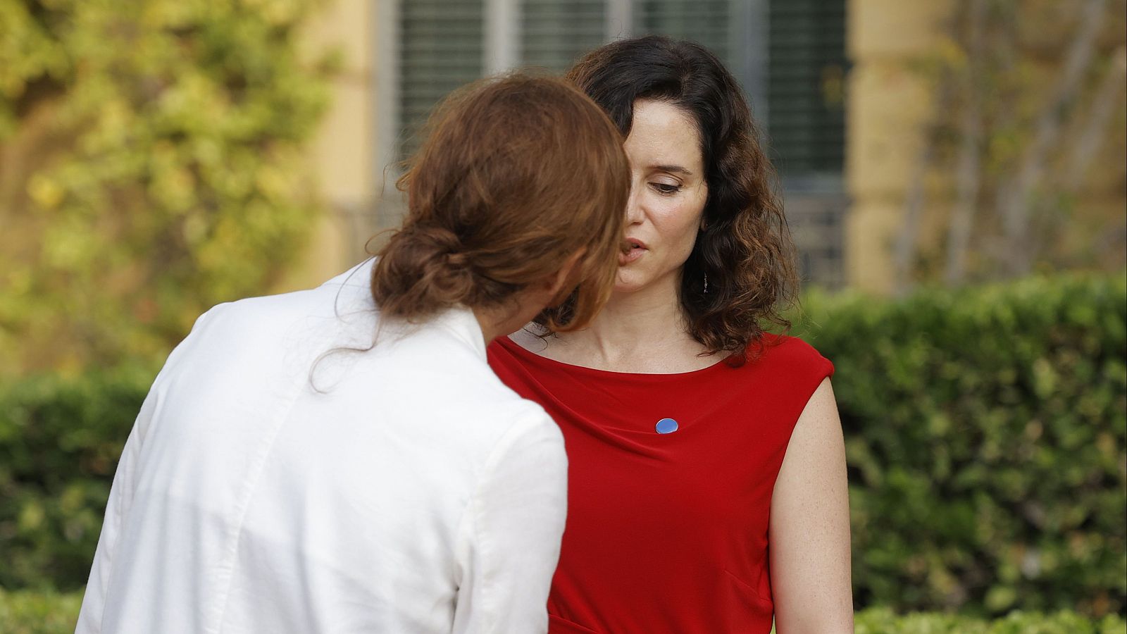 Mónica García e Isabel Díaz Ayuso protagonizan un encontronazo en la Conferencia de Presidentes y tienen que ser separadas