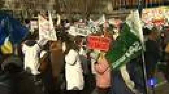 Telediario 1 - Miles de 'batas blancas' inician en Madrid su segunda manifestación de 2013