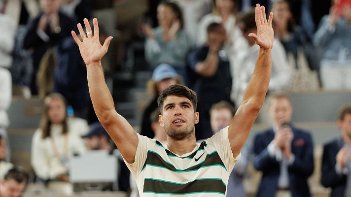 Informativo 24h - Alcaraz se lleva un recuerdo de la pista central de Roland Garros: su foto con la placa de Nadal