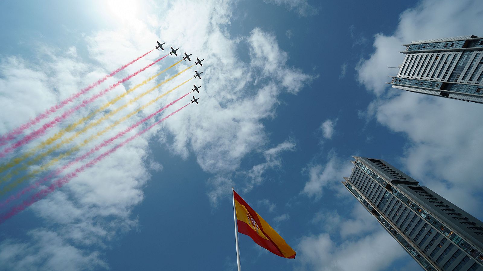 Más de 3.200 militares participan en Tenerife en el Día de las Fuerzas Armadas - Especiales informativos | Ver