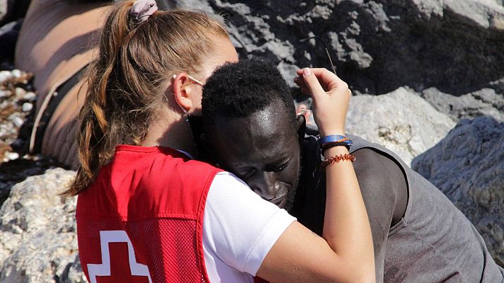 Telediario Fin de Semana - Muere el senegalés cuyo abrazo con una voluntaria de la Cruz Roja se convirtió en símbolo de la crisis migratoria