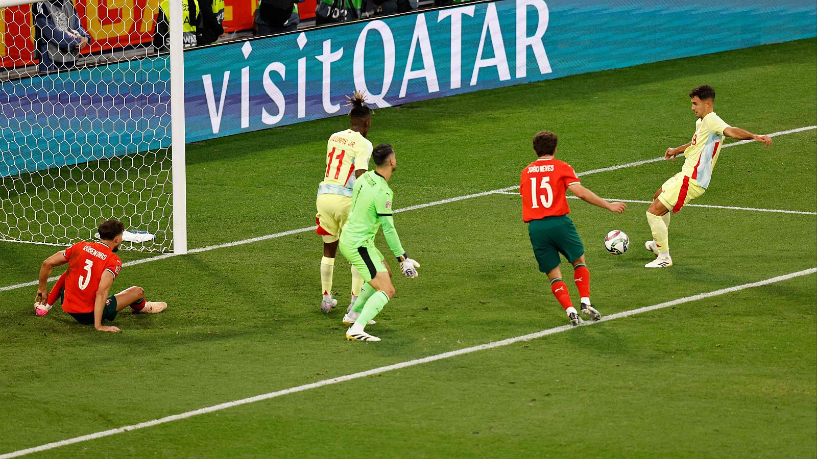 Golazo de Zubimendi tras un taconazo de Oyarzabal en la final de la Nations League - UEFA Nations League | Ver