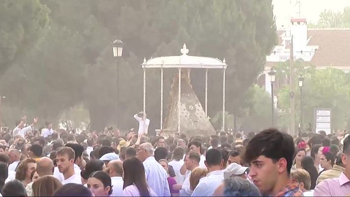 La hora de La 1 - La Virgen del Rocío ya procesiona por las calles de la aldea de Almonte