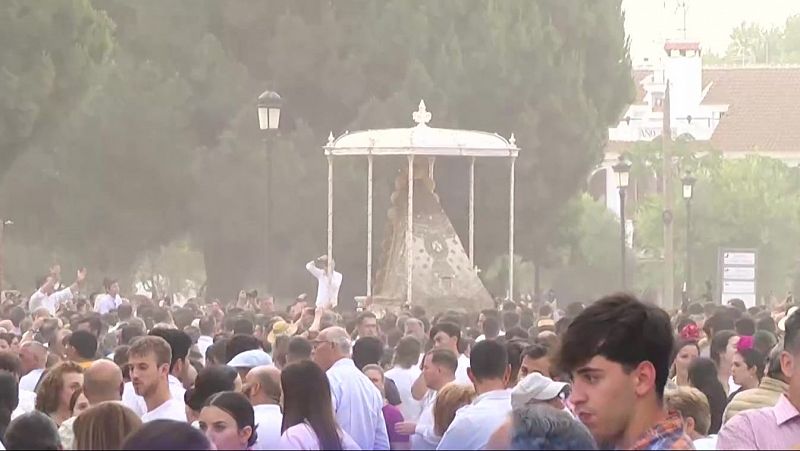 La Virgen del Rocío ya procesiona por las calles de Almonte - La hora de La 1 | Ver