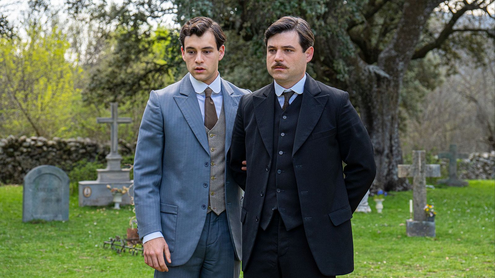 La Promesa - Manuel y Curro visitan la tumba de Jana