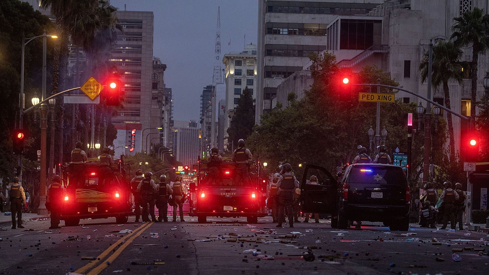Agentes del Sheriff del condado de Los Ángeles vigilan a los manifestantes