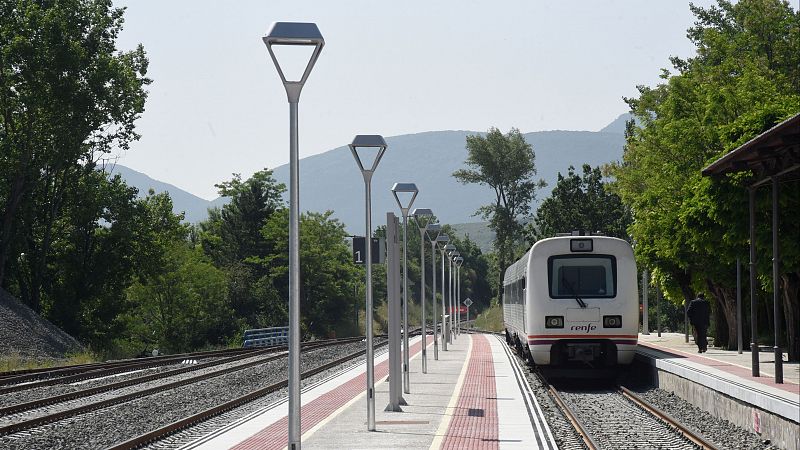 'El Canfranero' vuelve a circular por el pirineo aragonés - Telediario 1 | Ver