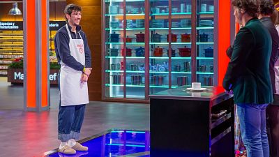 Emilio le dedica el plato a sus cuidadoras en MasterChef