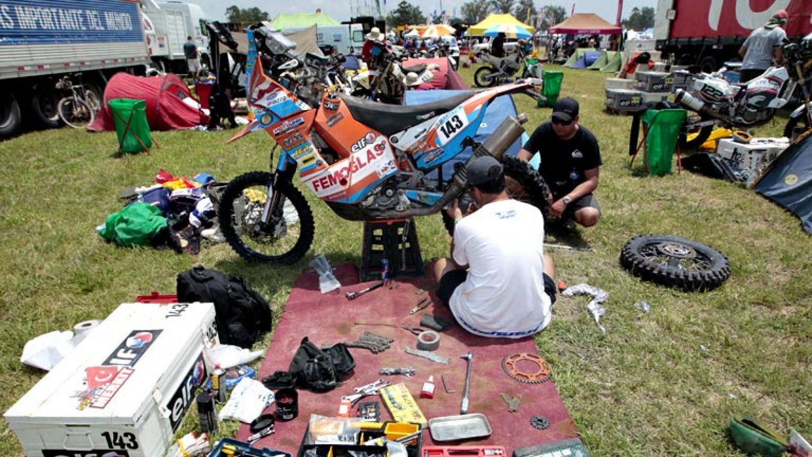 En el día de descanso en el rally Dakar no se corre pero hay muchas cosas que hacer. Lo primero recobrar fuerzas con una buena comida.