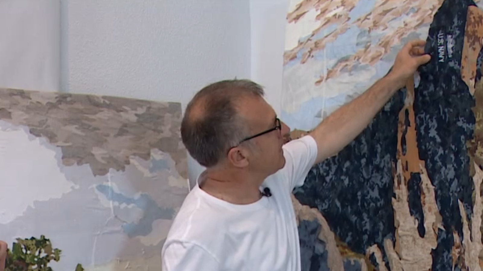 Maté utiliza uniformes militares para recrear los colores de la naturaleza en sus cuadros | Ver