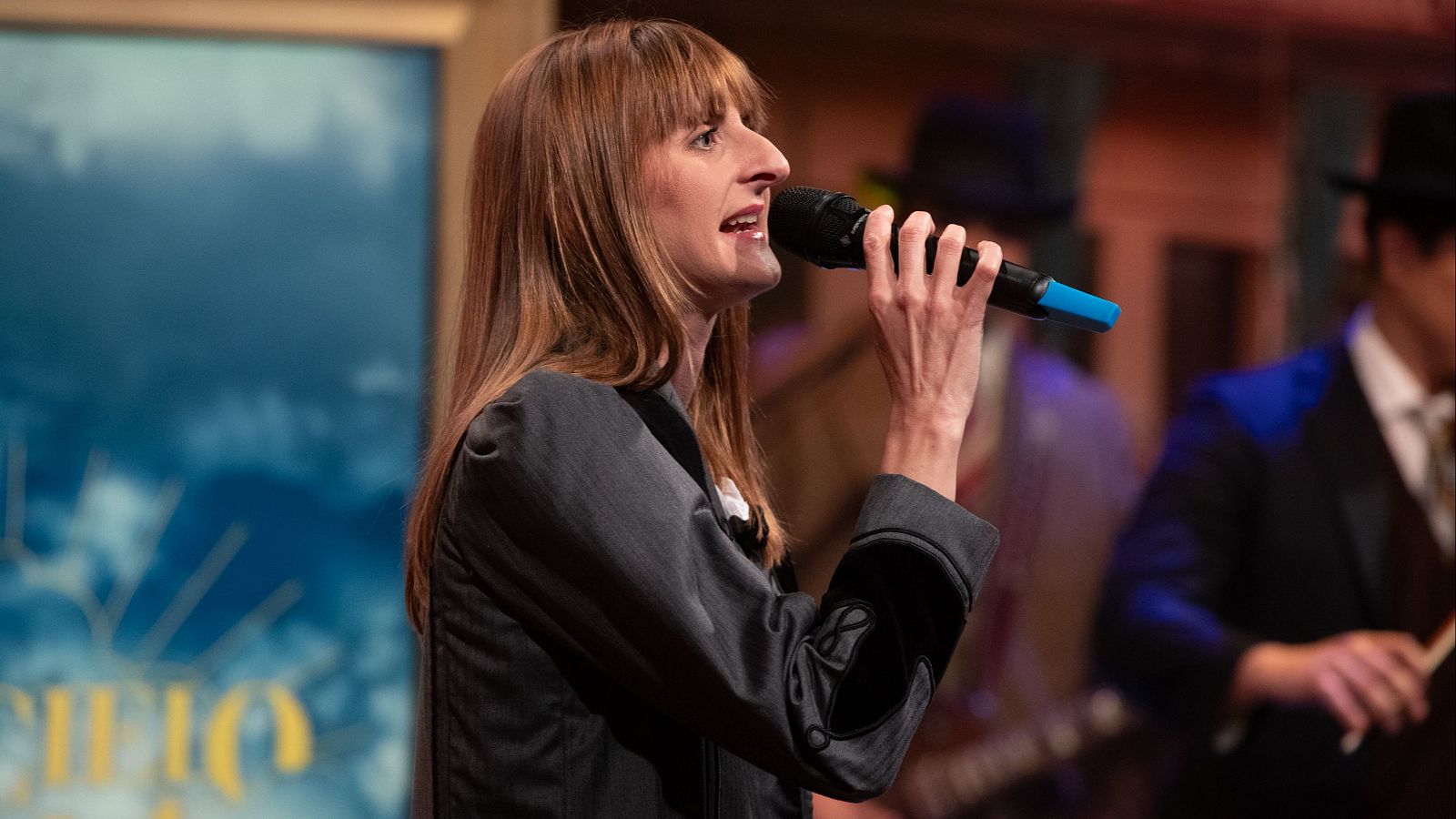 Clara Ingold versiona a Ella Baila Sola en 'Al cielo con ella'